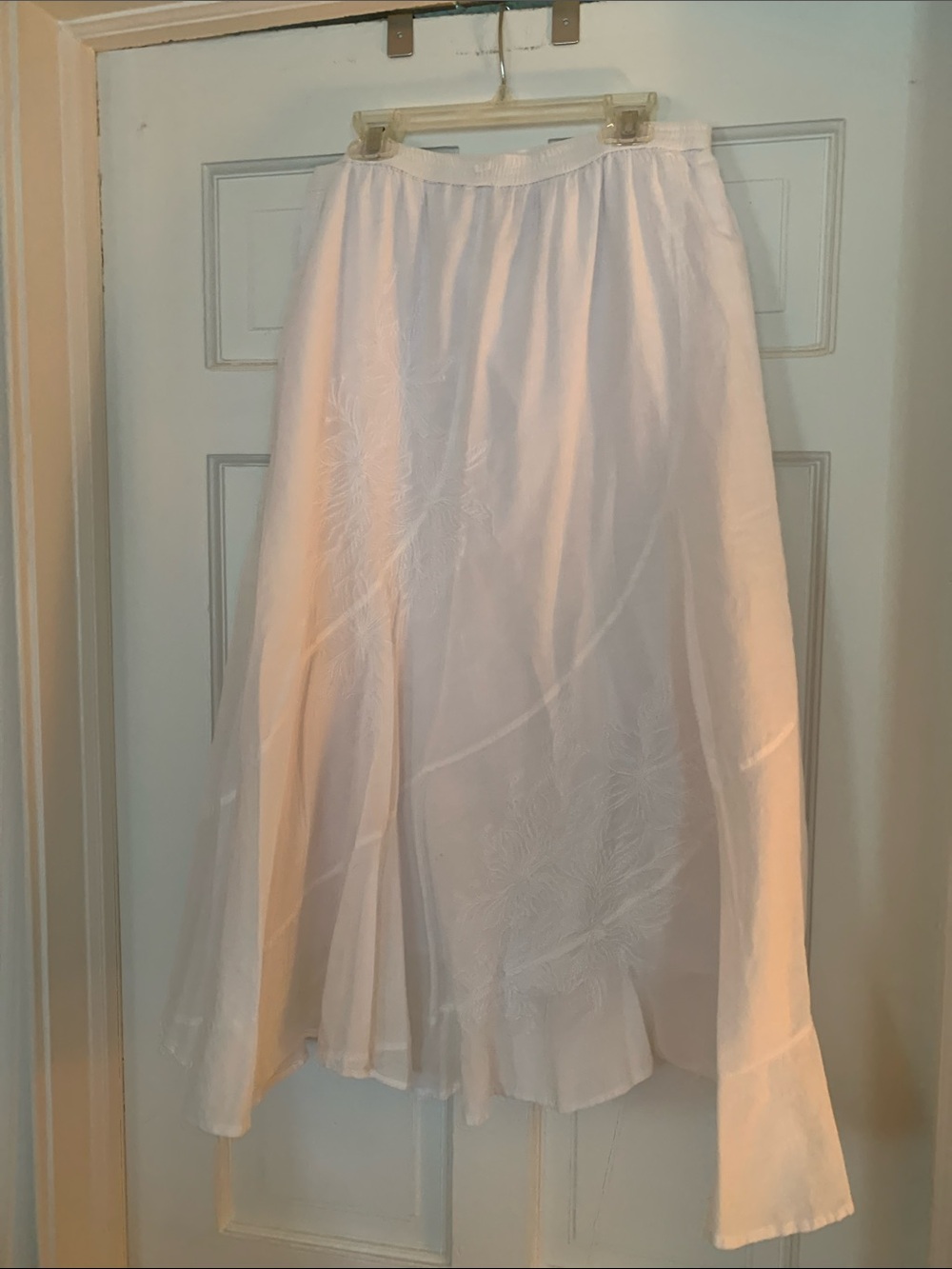 White, lined 100% cotton skirt with embossed floral pattern
Size Medium 
⭐️